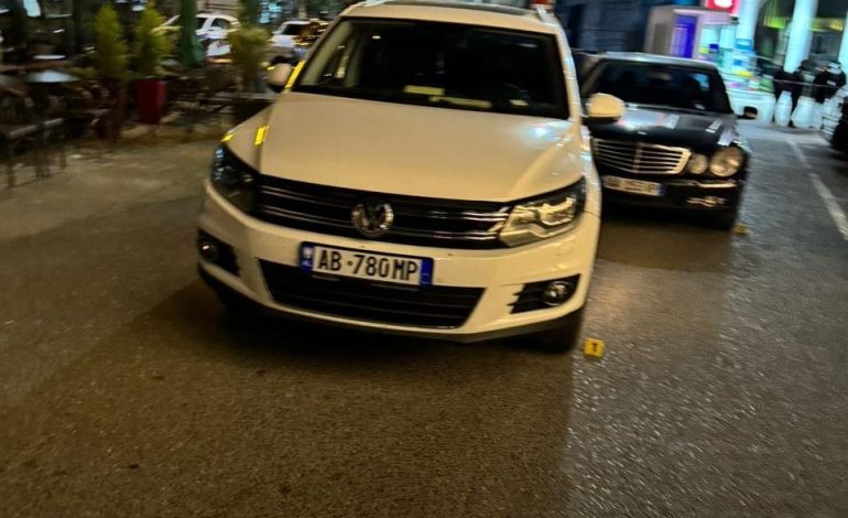 Operacion antidrogë në Tiranë/ Autorët tentojnë të godasin policët me makinë, ‘blutë’ qëllojnë në drejtim të tyre, një i plagosur (EMRI)