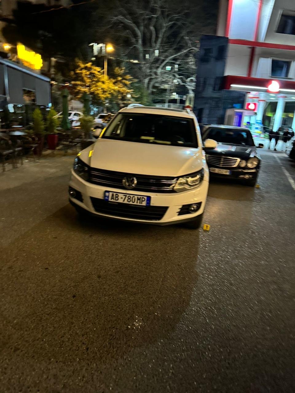 Operacion antidrogë në Tiranë/ Autorët tentojnë të godasin policët me makinë, ‘blutë’ qëllojnë në drejtim të tyre, një i plagosur (EMRI)