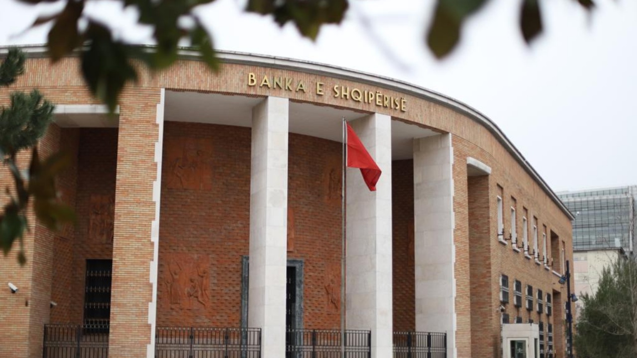 Bankat, fitime marramendëse/ Ekspertët: Kursimet e shqiptarëve vlerësohen pak! Kreditë shtrenjtohen