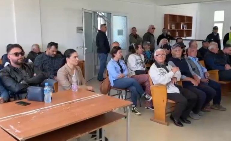 Emrat/ Këshilltarët e Berishës, Bashës dhe Metës bashkojnë votat me PS kundër Belerit në Këshillin Bashkiak të Himarës