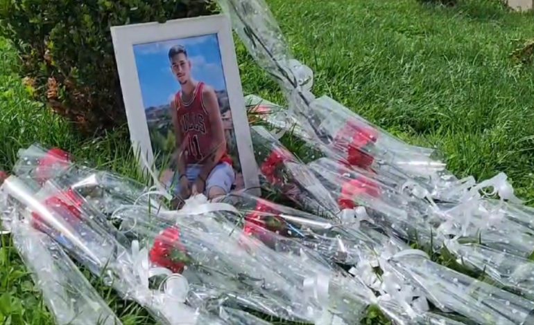 Trëndafila të kuq dhe qirinj, kolegë dhe shokë të Grei Bihucit homazhe në vendin ku u vra 19-vjeçari