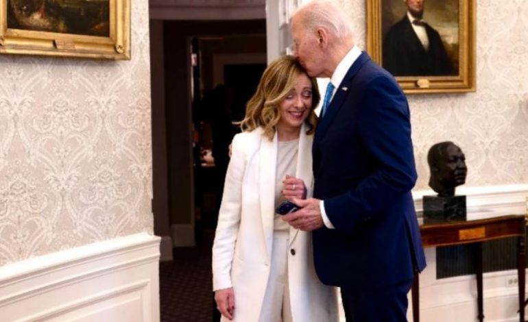 Video virale/ Biden puth në kokë Melonin gjatë një takimi në Shtëpinë e Bardhë