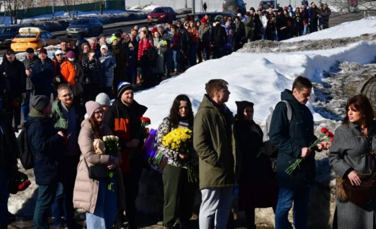 Qindra në radhë në Moskë për të vizituar varrin e Navalny-t! Vajtojnë dhe i thonë lamtumirë duke i lënë…