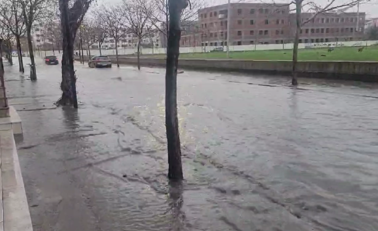 Përmbyten rrugët e Durrësit, vështirësohet qarkullimi për këmbësorët dhe automjetet