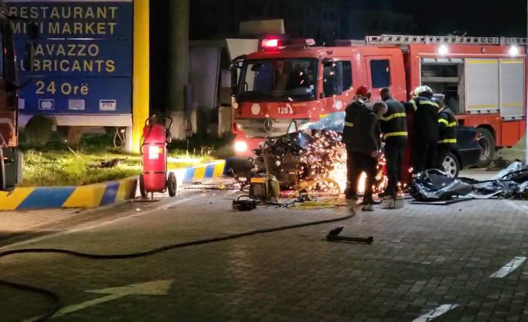 Aksident i frikshëm në Durrës, makina përplaset me karburantin! 4 të plagosur, shoferi bllokohet në mjet, ndërhyjnë zjarrfikësit për ta nxjerrë