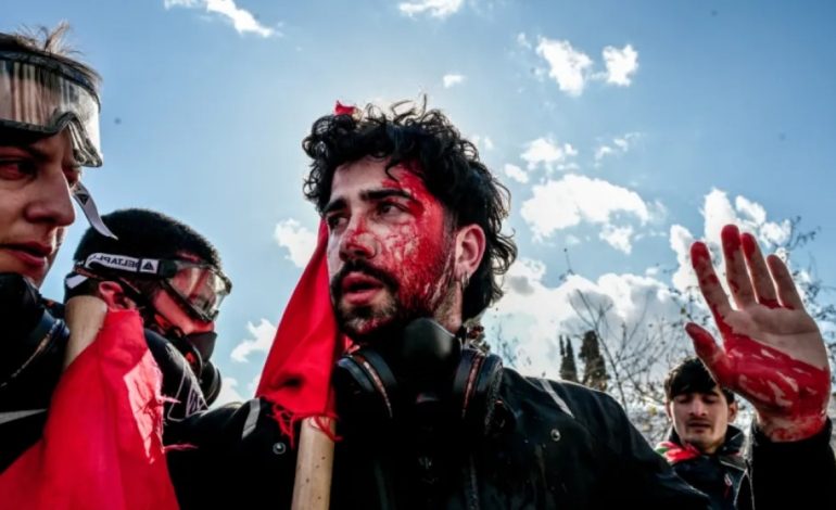 Protesta e studentëve në Athinë degjeneron në dhunë. Forcat speciale rrahin brutalisht studentët