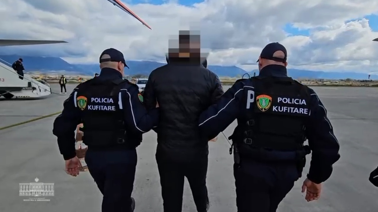 Me pranga në duar i shoqëruar nga dy policë/ Momenti kur Bruno Çobo mbërrin në Rinas, ekstradimi i parë nga Dubai