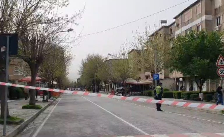 Rindërtimi i skemës ku u vra Pjerin Xhuvani në Elbasan, policia bllokon rrugën në lagjen “5 Maji” për eksperimentin hetimor