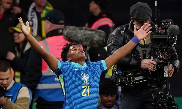 VIDEO/ Mjafton një gol në “Wembley”, Brazili gjunjëzon Anglinë me anë të një 17-vjeçari