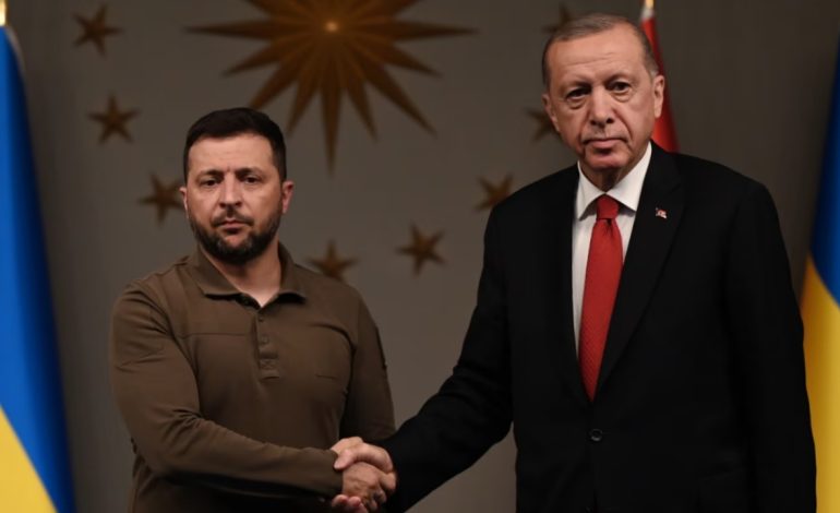 Zelensky viziton Turqinë. Diskutime për sigurinë ushqimore dhe bashkëpunimin në mbrojtje