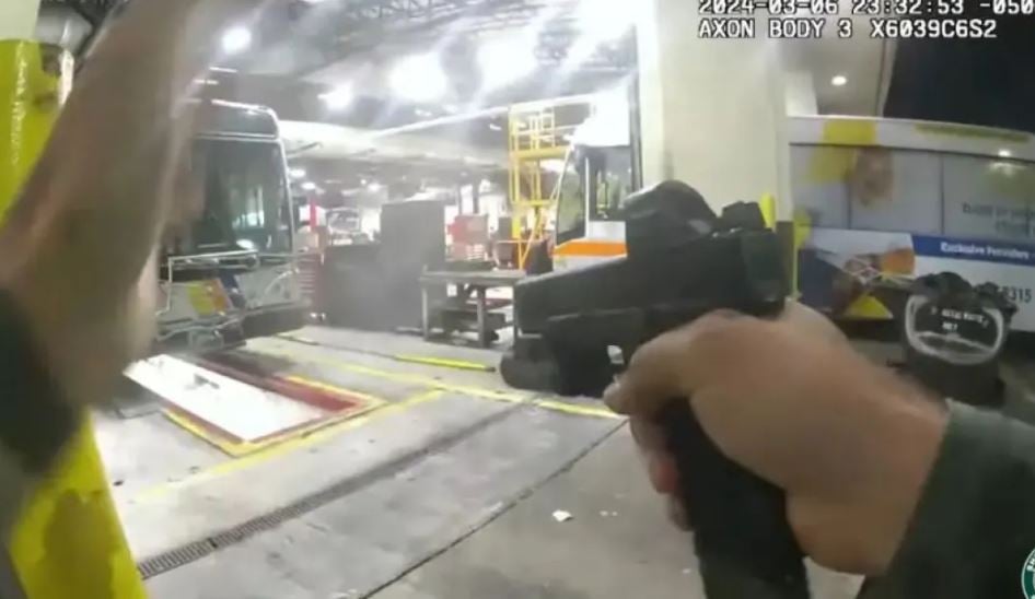 VIDEO/ 59-vjeçari vrau kolegun e tij, policia e qëllon me 50 plumba