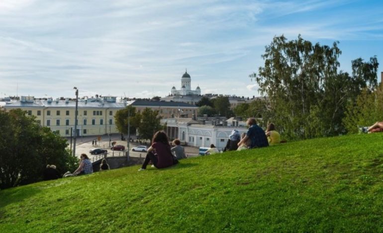 Publikohet lista e vendeve më të lumtura në botë! Zbuloni kush qëndron në vendin e parë dhe si renditet Shqipëria