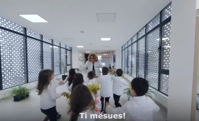 Rama uron 7 Marsin me “Himnin e Mësuesit” i kënduar nga nxënësit e shkollave të Tiranës dhe kori i Liceut Artistik