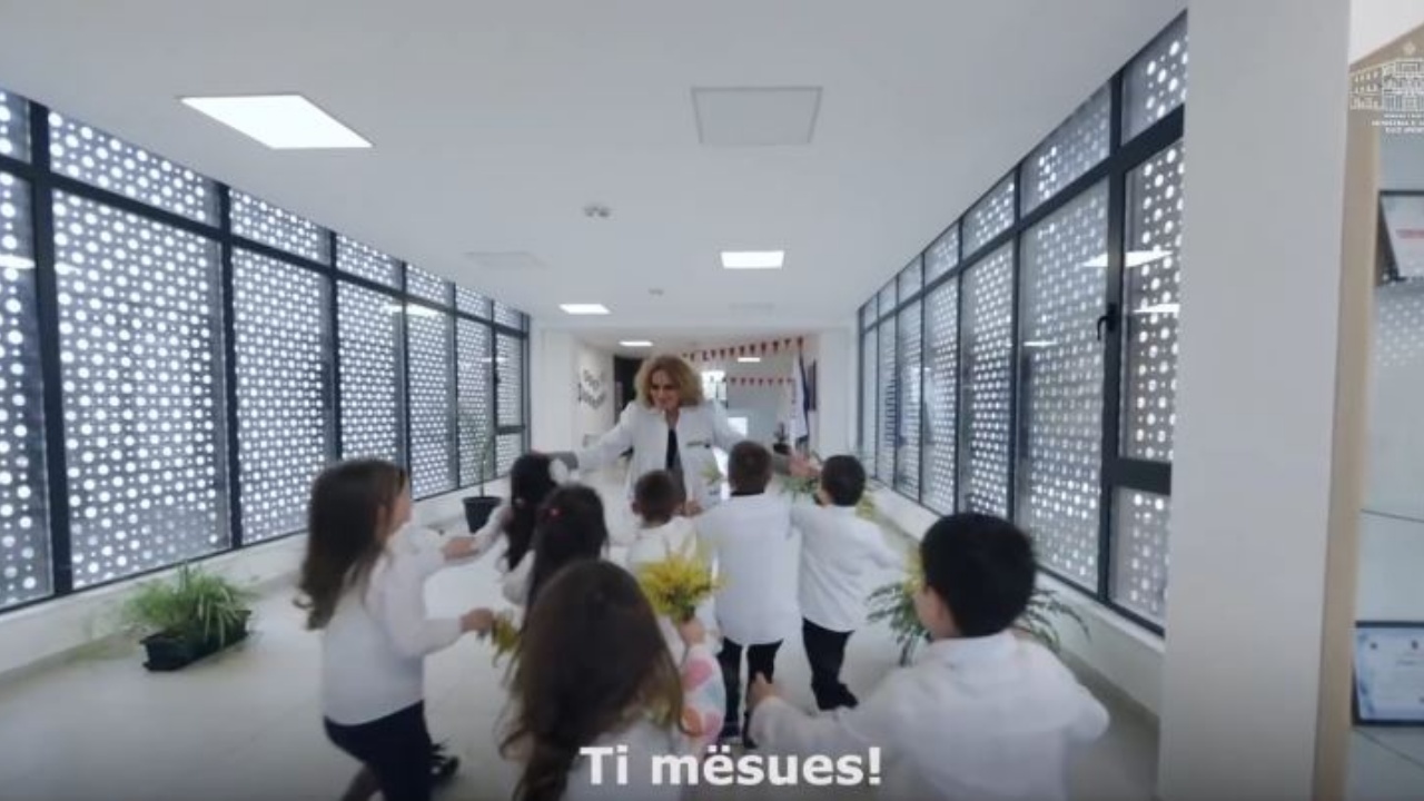 Rama uron 7 Marsin me “Himnin e Mësuesit” i kënduar nga nxënësit e shkollave të Tiranës dhe kori i Liceut Artistik