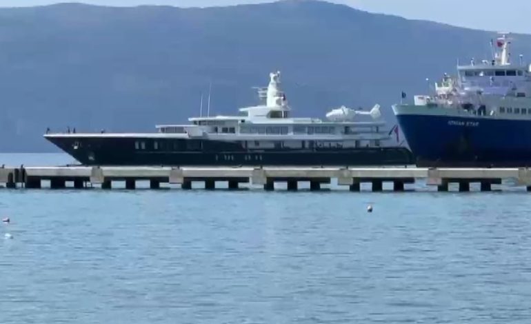 Jahti luksoz me helikopter në bord, ankorohet në portin e Vlorës për furnizime
