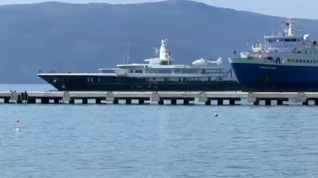 Jahti luksoz me helikopter në bord, ankorohet në portin e Vlorës për furnizime