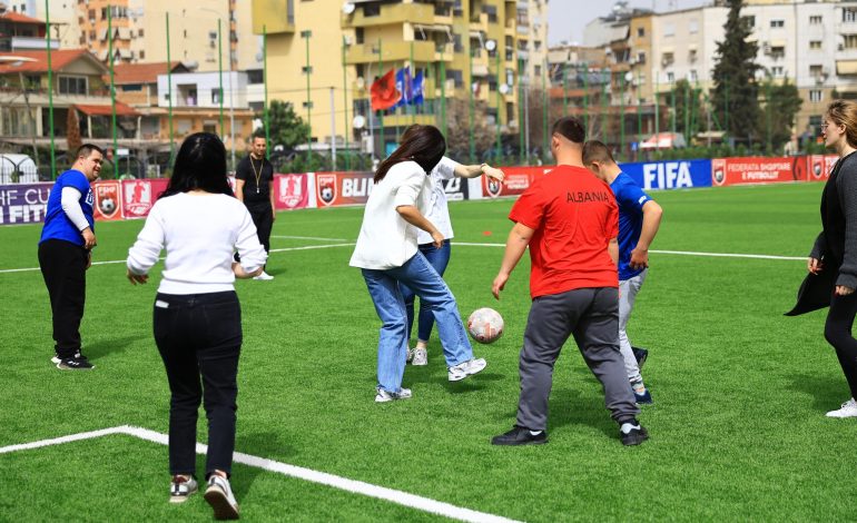 “Futbolli na bashkon”/ FSHF mirëpret fëmijët specialë të qendrës “Xhonatan”