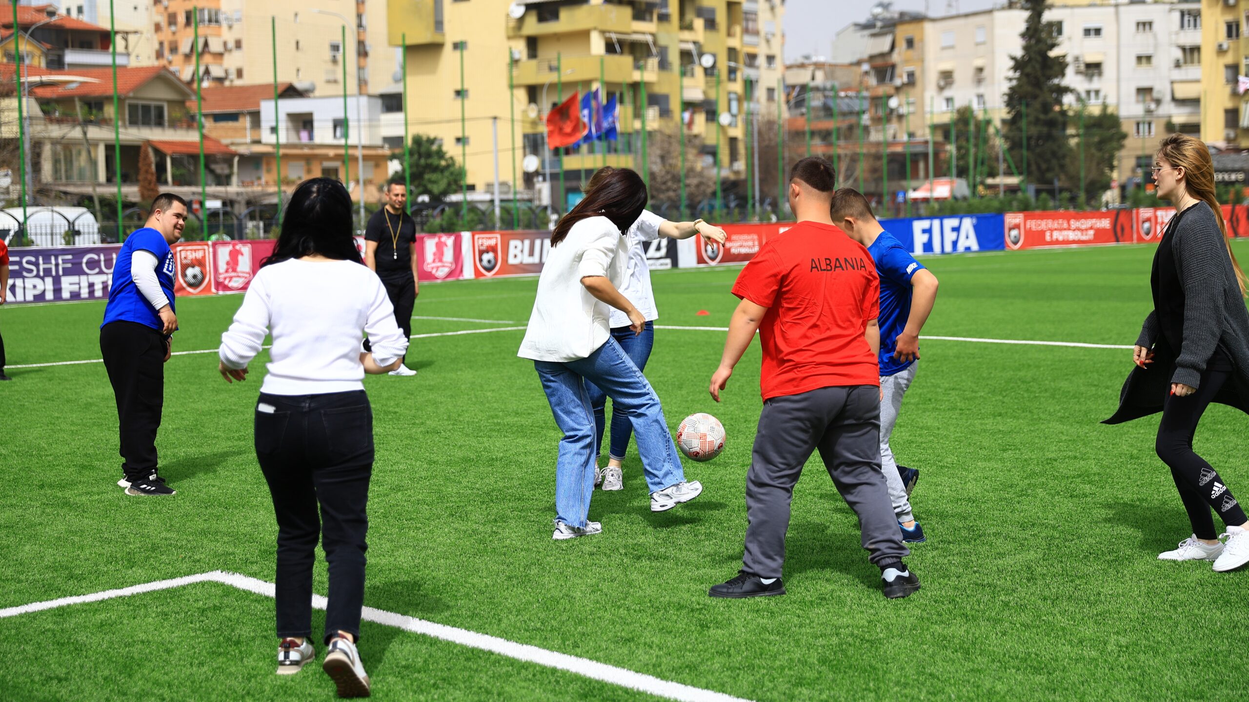 “Futbolli na bashkon”/ FSHF mirëpret fëmijët specialë të qendrës “Xhonatan”