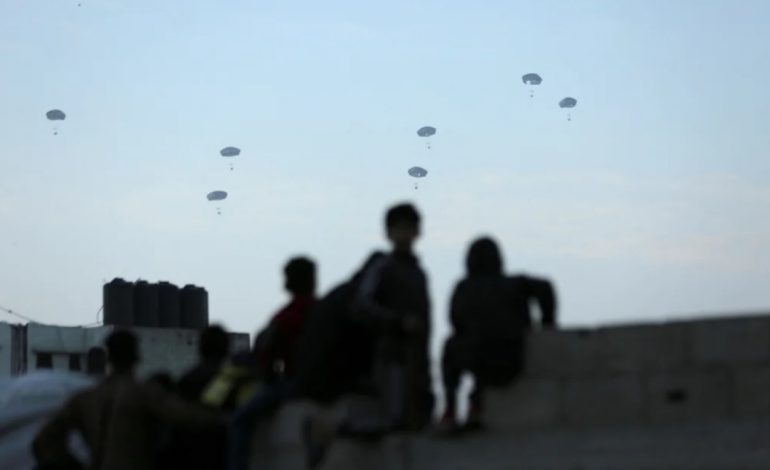 Nëna mban në duar trupin e së bijës që vdiq nga uria/ Historitë rrëqethëse në Gaza, të porsalindurit luftë për mbijetesë