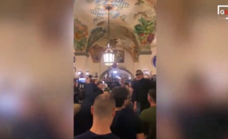 VIDEO/ Përshëndetje naziste dhe këngë për Musolinin, tifozët e Lazios në sallën e birrës së Hitlerit