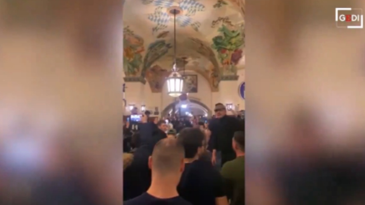 VIDEO/ Përshëndetje naziste dhe këngë për Musolinin, tifozët e Lazios në sallën e birrës së Hitlerit
