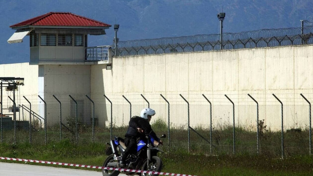 Shqiptari i dënuar me 65 vite thur planin ‘fenomenal’, nga burgu grek shiste heroinë dhe fitonte mijëra euro. Një rrobaqepëse e ndihmonte për…