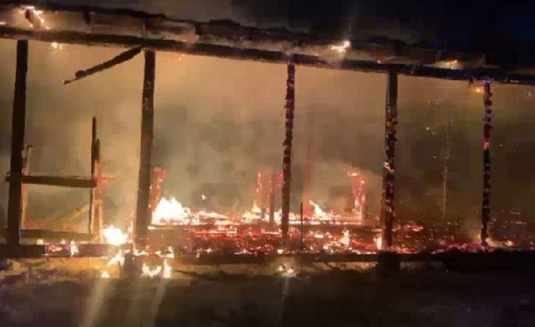 Merr flakë një lokal në Radhimë! Zjarrfikësit në vendngjarje, shkak i zjarrit dyshohet një shkëndijë elektrike