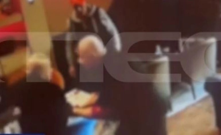 Qëlloi me thikë në bark kuzhinierin shqiptar në Selanik/ Publikohen pamjet e plagosjes, momenti kur bashkëshortja tenton ta ndalojë