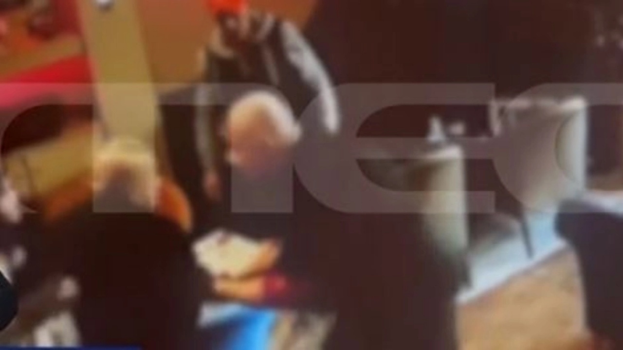 Qëlloi me thikë në bark kuzhinierin shqiptar në Selanik/ Publikohen pamjet e plagosjes, momenti kur bashkëshortja tenton ta ndalojë