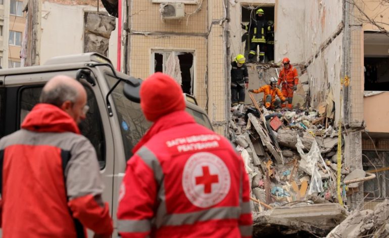 Rëndohet bilanci i viktimave të bombardimeve ruse në një bllok apartamentesh në Odesa/ Gjendet nën rrënoja i pajetë 2-vjeçari, një ditë më pas do të festonte ditëlindjen