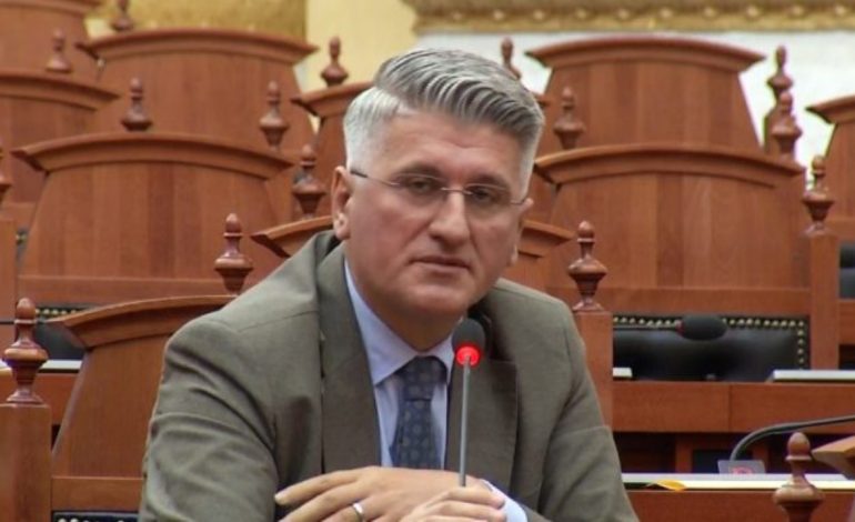 “Europa më larg se ura e Qabesë”, ironia e Gjekmarkajt në Kuvend: Mangeti intrigues nuk e tërheq qeverinë shqiptare, muri i korrupsionit pengon valët