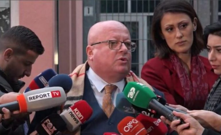 Shtyhet seanca ndaj Berishës dhe Malltezit, Gjokutaj: Është depozituar akti i ekspertimit, duam të provojmë që procedura ka qenë në rregull