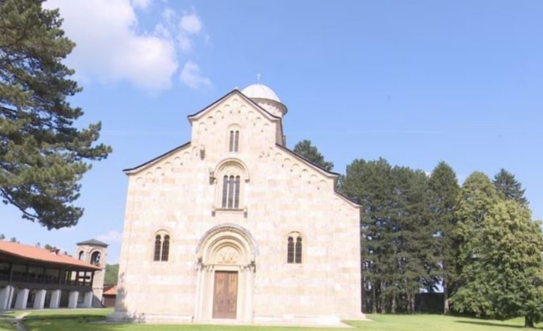 Komandanti i KFOR-it, Ulutas, mirëpret vendimin e qeverisë së Kosovës për Manastirin e Deçanit