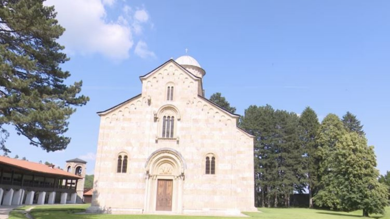 Komandanti i KFOR-it, Ulutas, mirëpret vendimin e qeverisë së Kosovës për Manastirin e Deçanit