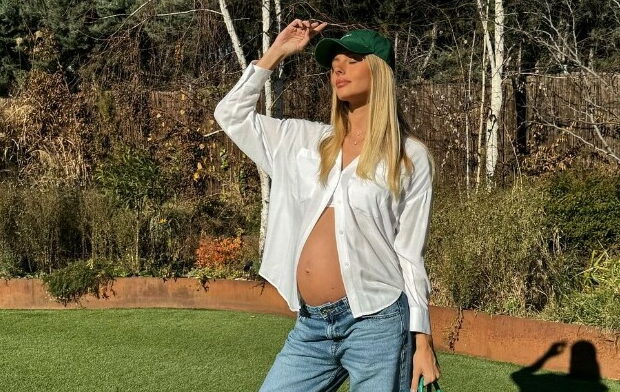 Në pritje të ëmbël, gruaja e Kurtua është një nënë e ardhshme seksi