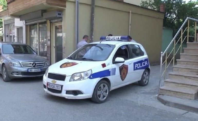 Debatuan pranë shkollës në Gjirokastër, 13-vjeçarja plagos me thikë të riun