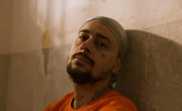 Pamje të rënda! Ishte live në TikTok, reperi shqiptar sulmohet në sallon nga persona të maskuar