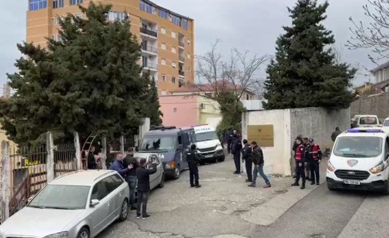 Baza kriminale në Durrës ku fshiheshin kallashnikovë, krehra dhe fishekë/ Lihen në burg Hekuran Troplini dhe Emiliano Pasho