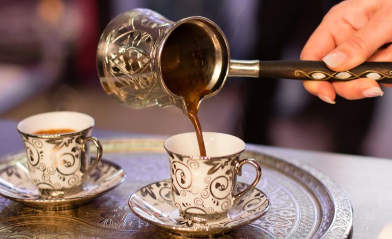 A Prishet Cilësia e Gjumit Nëse Pini Kafe në Mbrëmje