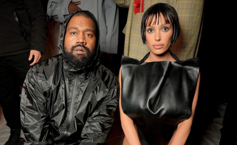 Arsyeja pse Kanye West e ‘detyron’ Bianca-n të veshë veshje të ekzagjeruara