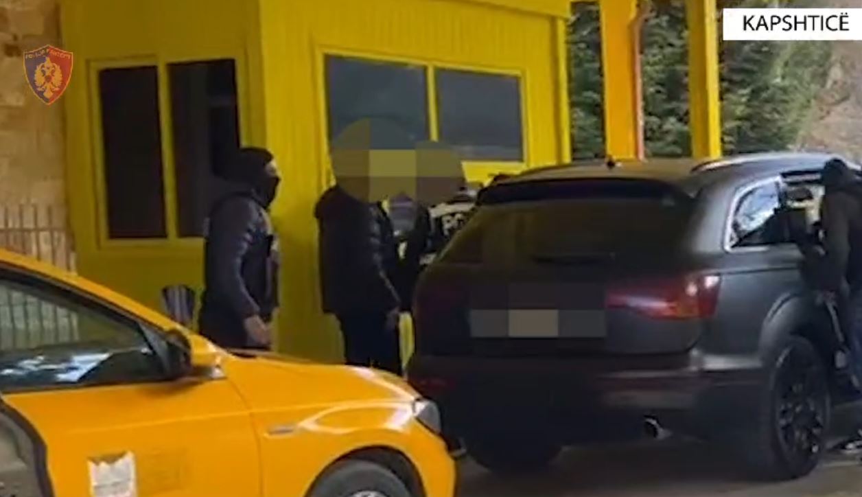 VIDEO/ ‘Audi Q7’ i mbushur me drogë drejt Greqisë, momenti kur bllokohet në doganën e Kapshticës