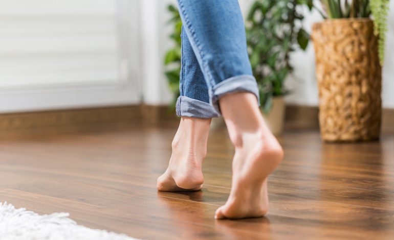 A Duhet të Qëndroni Zbathur në Shtëpi? – Pse Ekspertët Thonë Jo