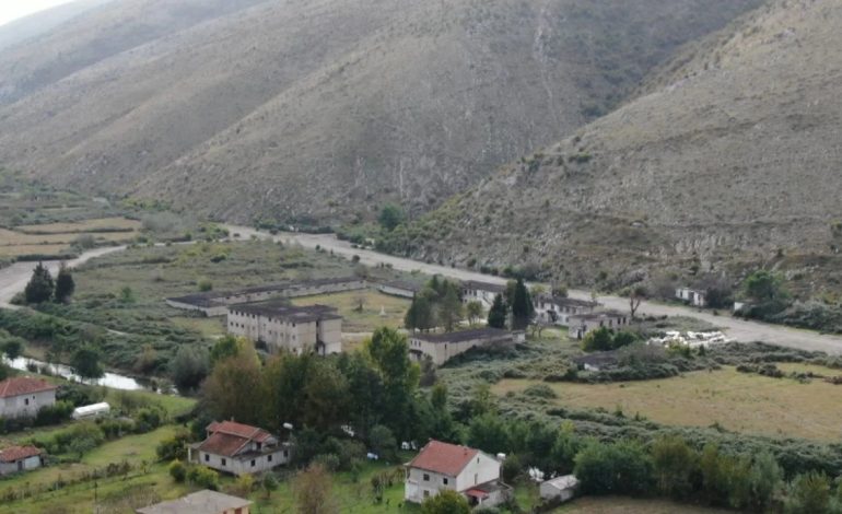 Marrëveshja Shqipëri-Itali për emigrantët/ Nisin punimet për ndërtimin e kampit në Gjadër, po ndërtohet muri rrethues