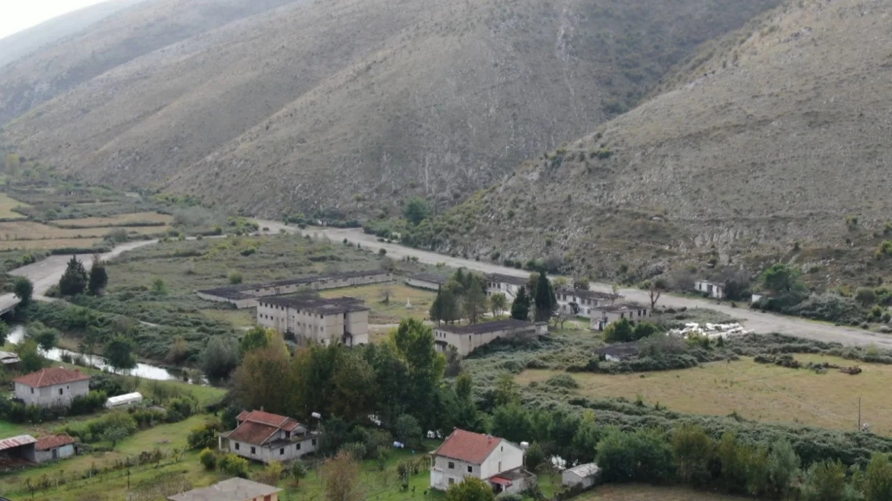 Marrëveshja Shqipëri-Itali për emigrantët/ Nisin punimet për ndërtimin e kampit në Gjadër, po ndërtohet muri rrethues