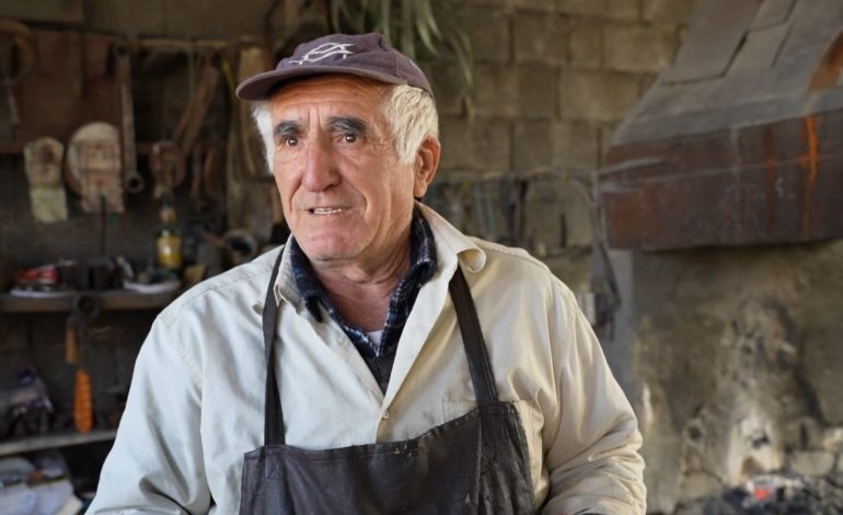 Kovaçi i fundit në Dropull! Jani Miçi, përpunuesi i rrallë i hekurit për objektet nostalgjike: I kam mësuar profesionin të rinjve, por kanë ikur jashtë