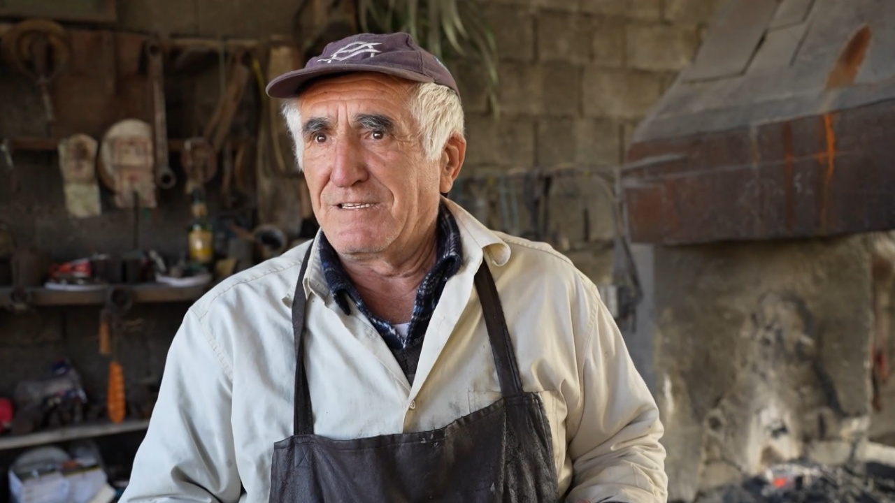 Kovaçi i fundit në Dropull! Jani Miçi, përpunuesi i rrallë i hekurit për objektet nostalgjike: I kam mësuar profesionin të rinjve, por kanë ikur jashtë