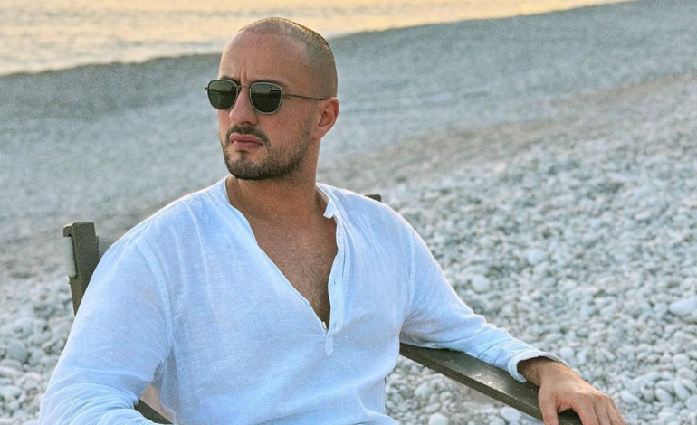 Krist Dragot poston foton e nxehtë me të dashurën