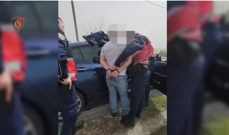 Lëvizte i armatosur me pistoletë me fishekët gati për qitje, forcat “Shqiponja” arrestojnë 36 vjeçarin në Lezhë (EMRI)
