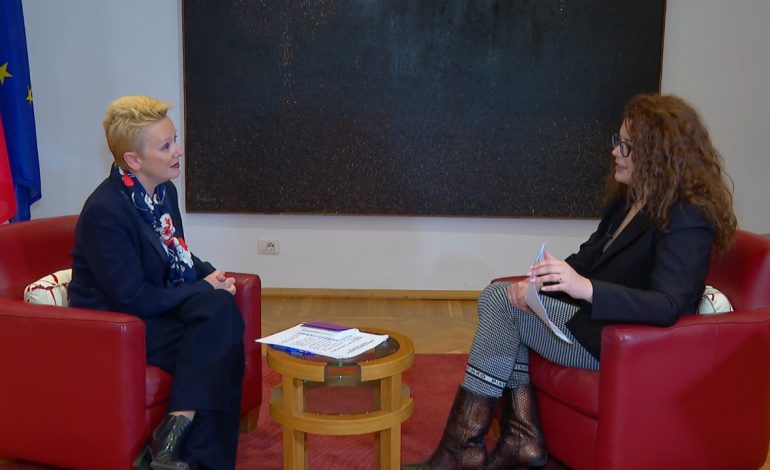 Betejat që duhet të fitojnë gratë/ Ambasadorja e Francës: Gratë të përfaqësuara në politikë, por jashtë Tiranës është sfidë
