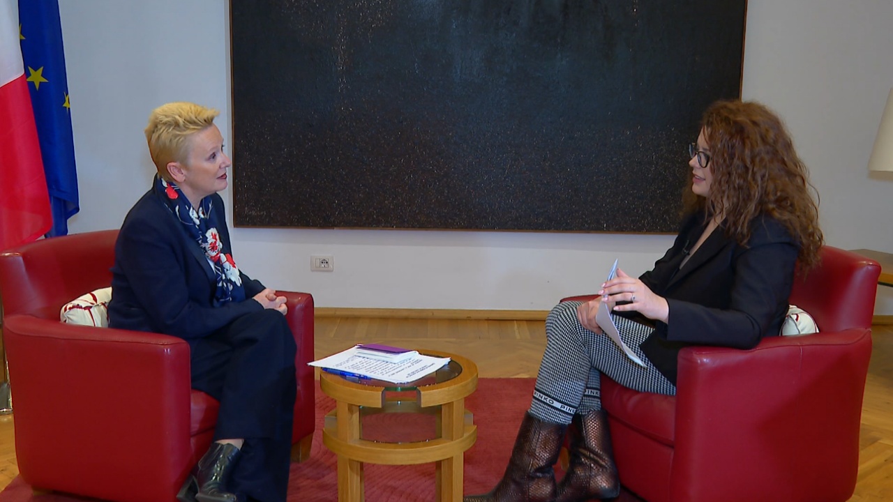 Betejat që duhet të fitojnë gratë/ Ambasadorja e Francës: Gratë të përfaqësuara në politikë, por jashtë Tiranës është sfidë